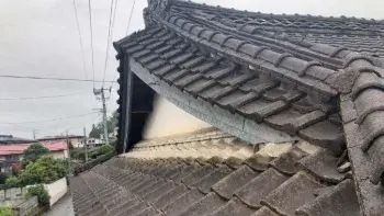 屋根瓦ズレの写真