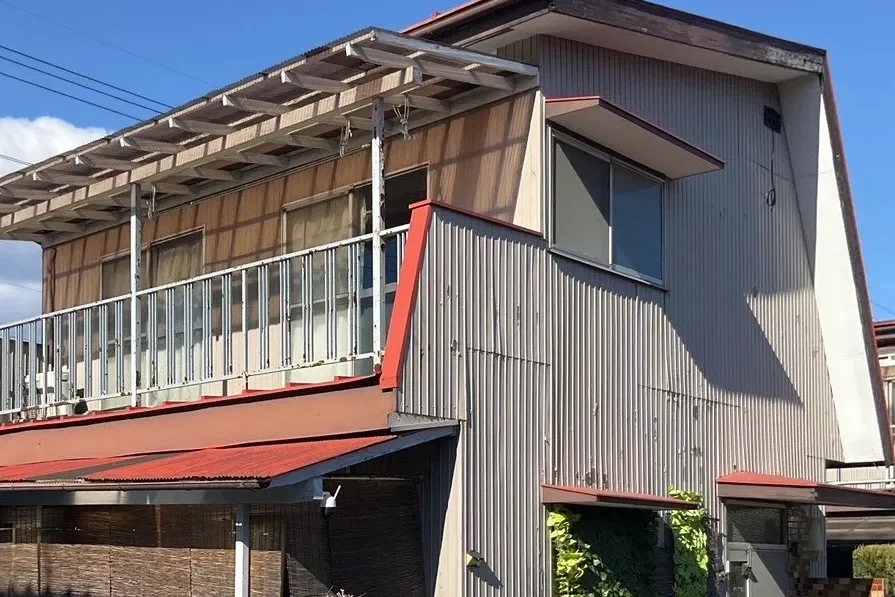 塗装前の築40年トタン外壁住宅の外観