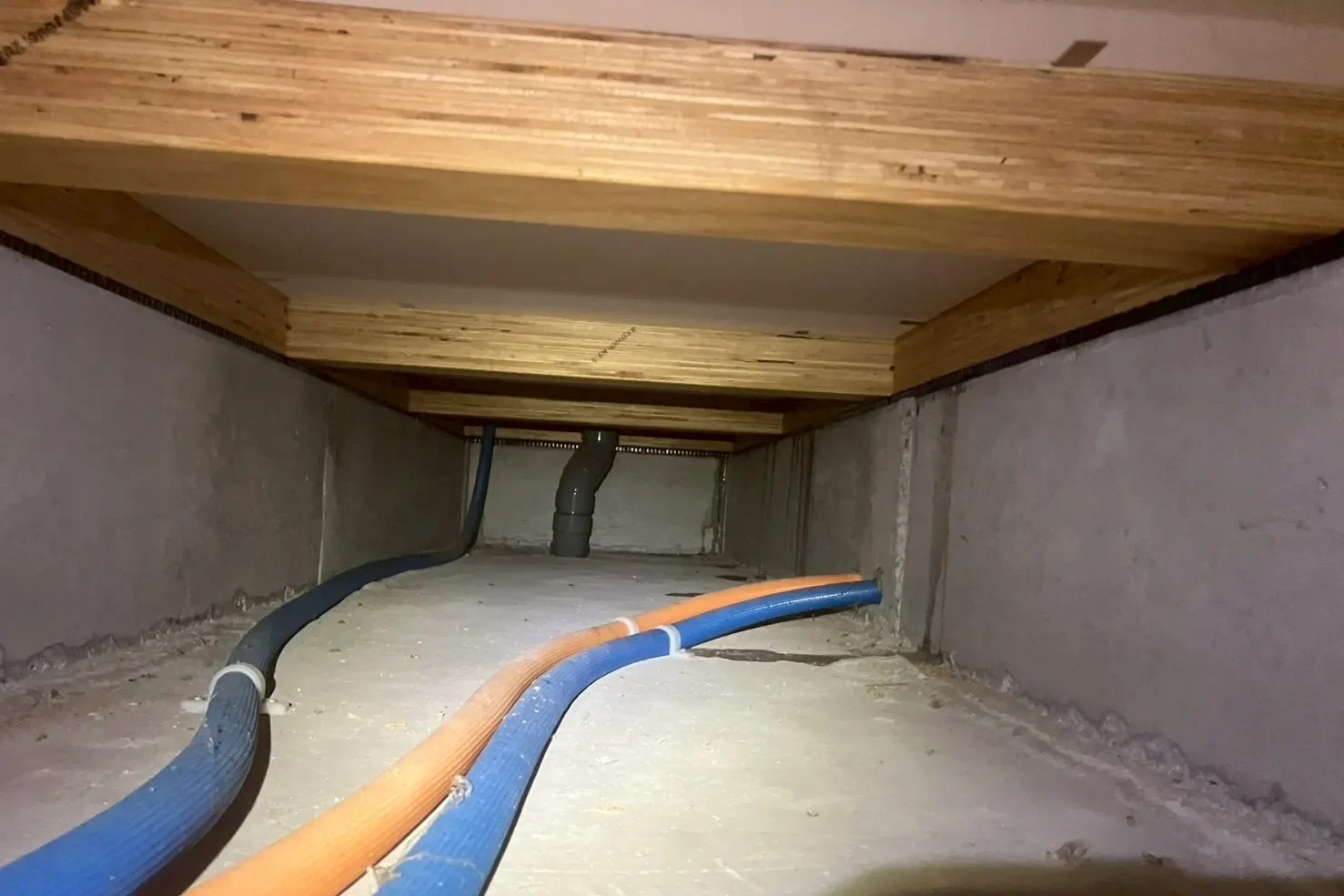 熊本県八代市の社宅床下点検。コンクリート基礎と木造土台、給排水配管が整然と並ぶ施工前の健全な状態