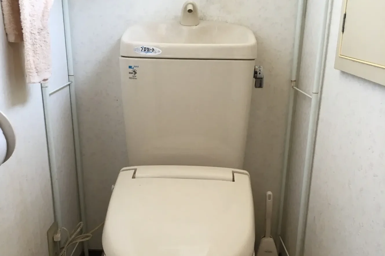 リフォーム前の手洗い付きタンク式トイレ