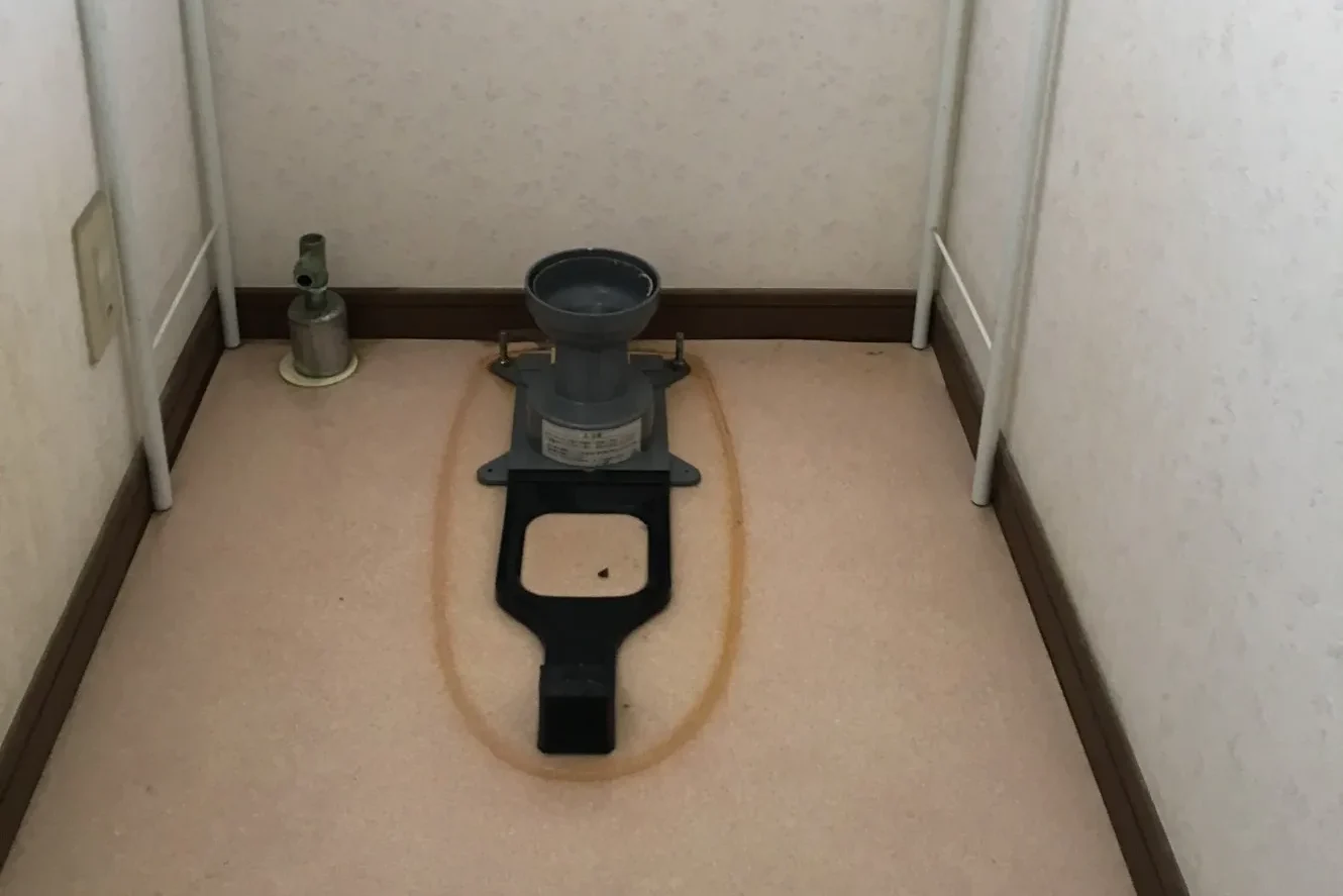 便器撤去後の床排水アジャスター設置と壁面の汚れの状態