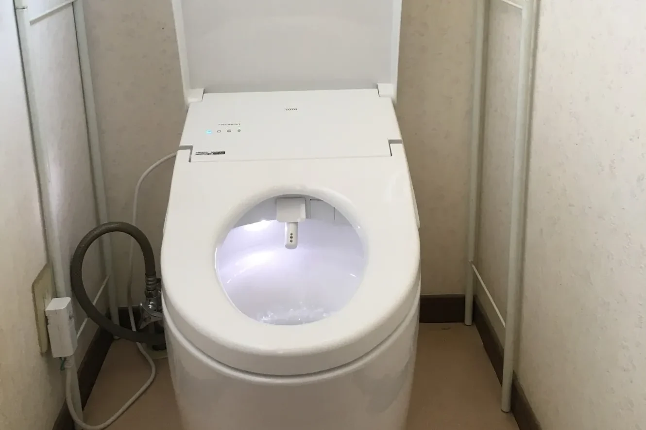 京都府宇治市で築25年の戸建てトイレをタンクレストイレに交換した施工後写真