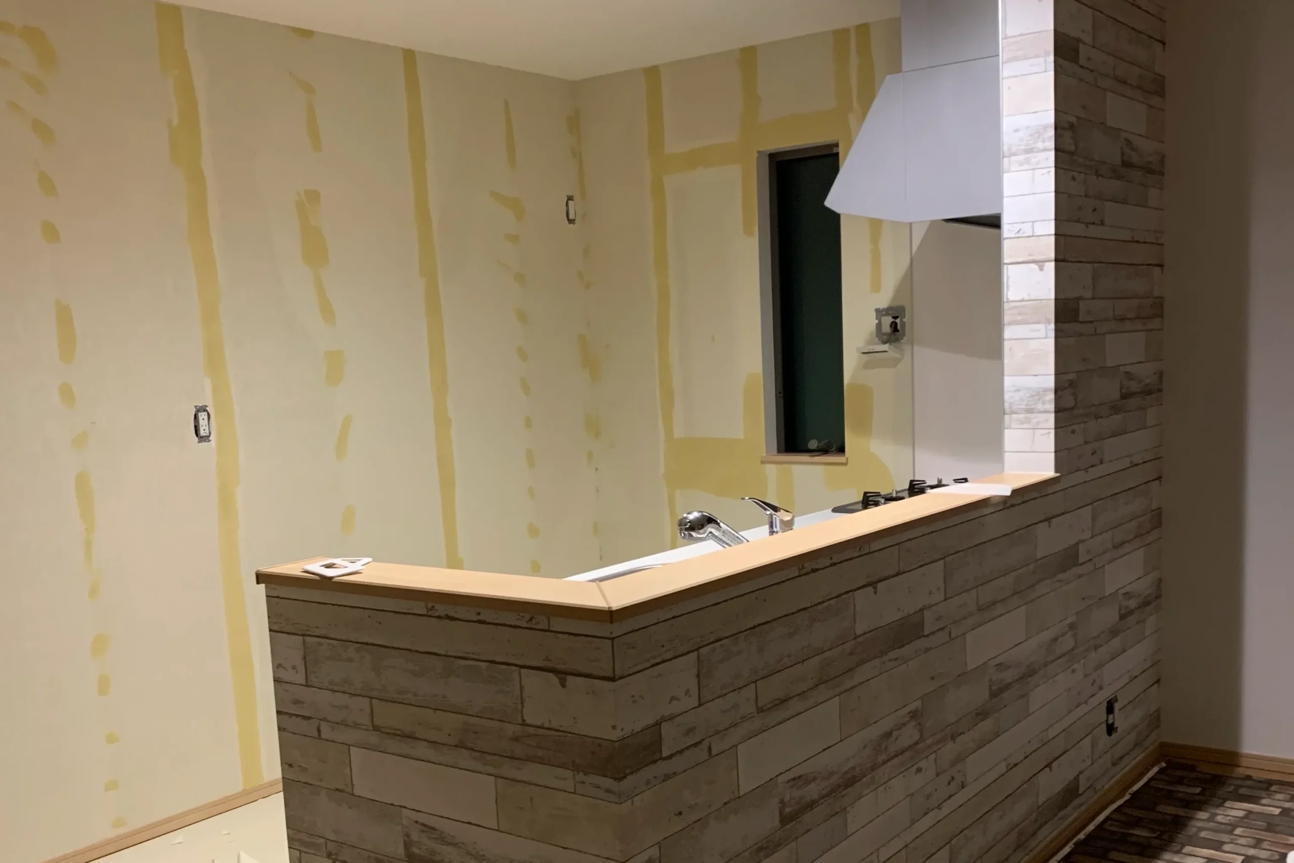 古い壁紙を剥がし、パテで下地を整えた状態。