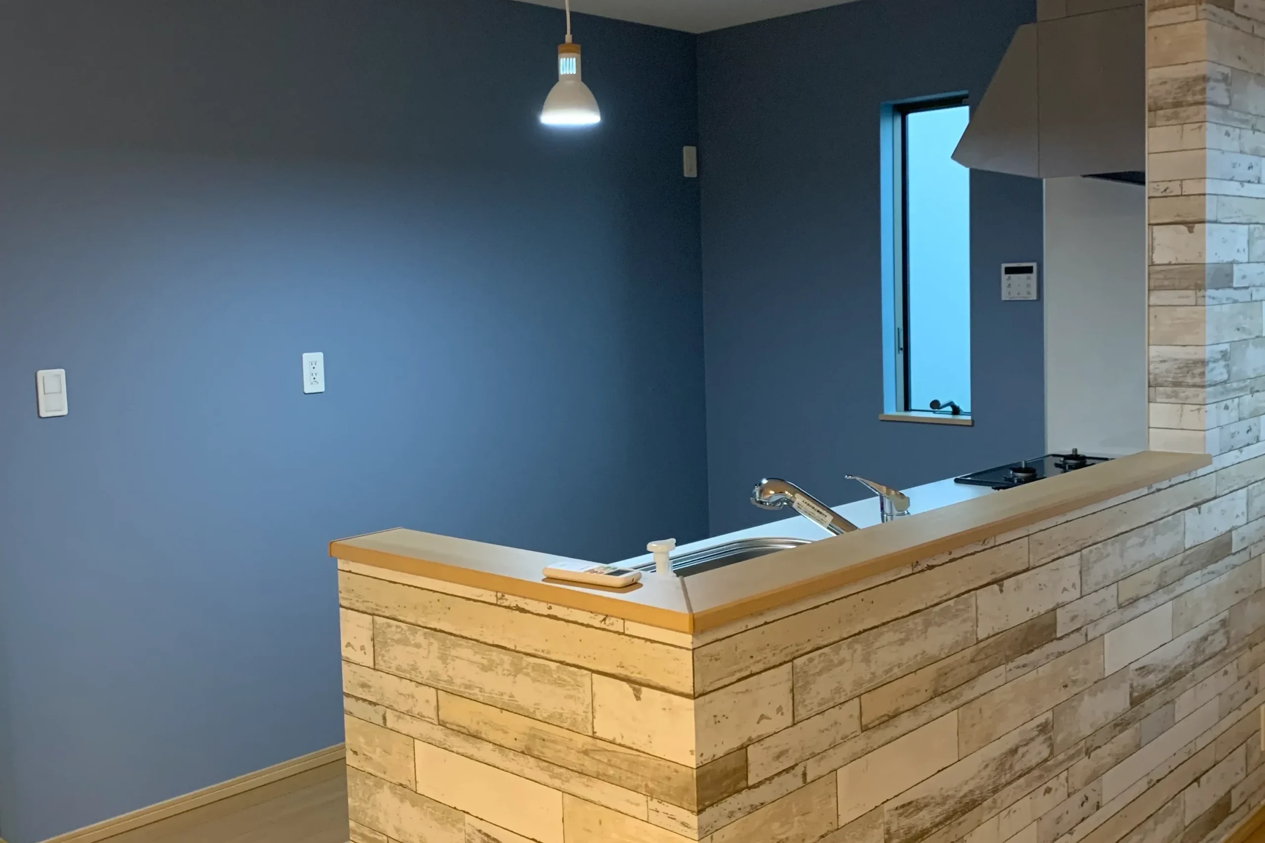 鮮やかなブルーに貼り替えが完了したキッチン。