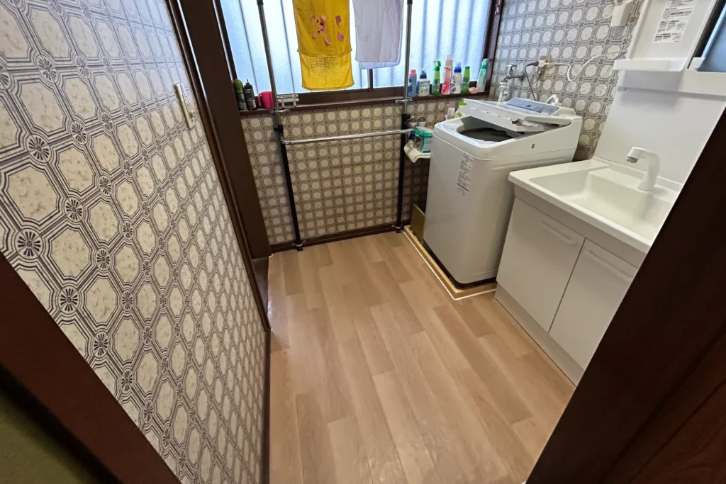 群馬県前橋市の築30年の住宅で、床の腐食補修とクッションフロアの張り替え、新しい洗面台への交換工事が完了。