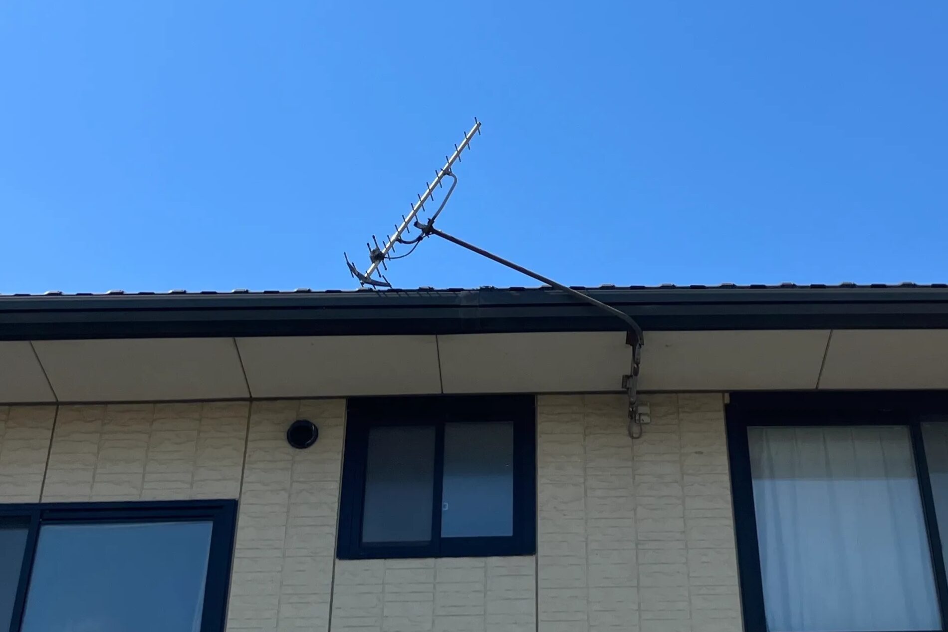 伊勢崎市の住宅で支柱が腐食して折れ傾いた八木式アンテナの現地調査時の様子