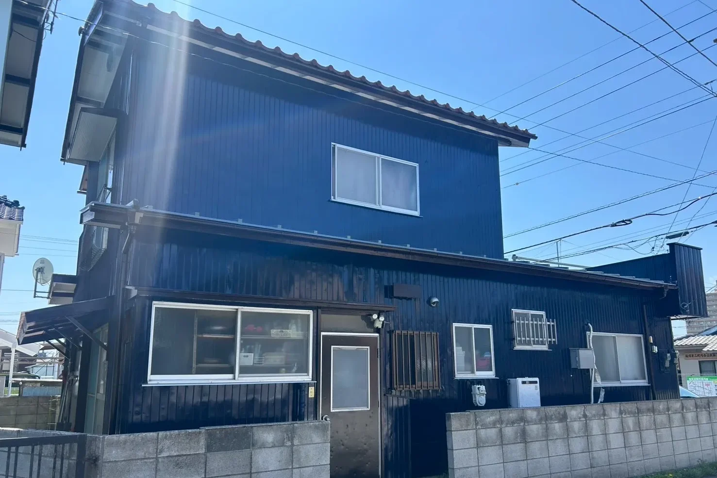 深みのあるネイビー（濃紺）で高級感と光沢のある外壁。