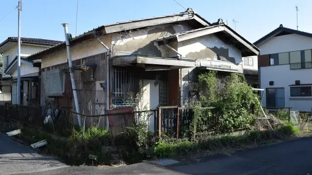 倒壊する家イメージ画像