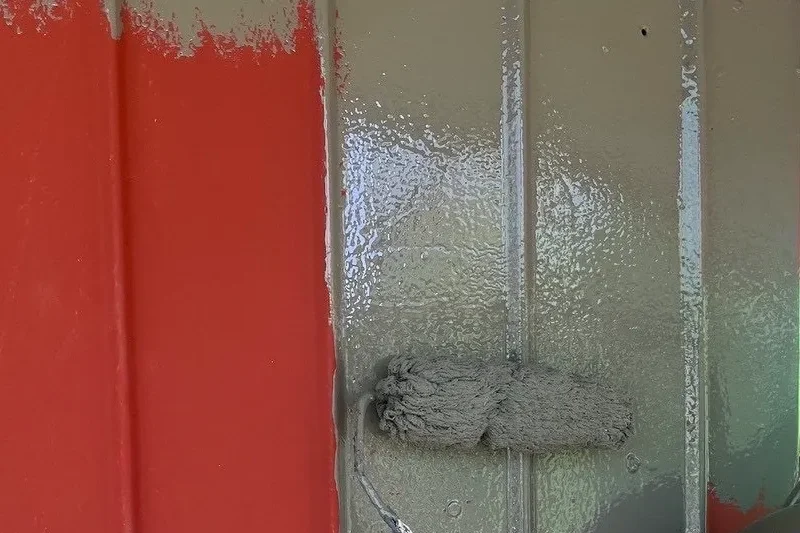 下塗りの上から落ち着いた色で中塗り