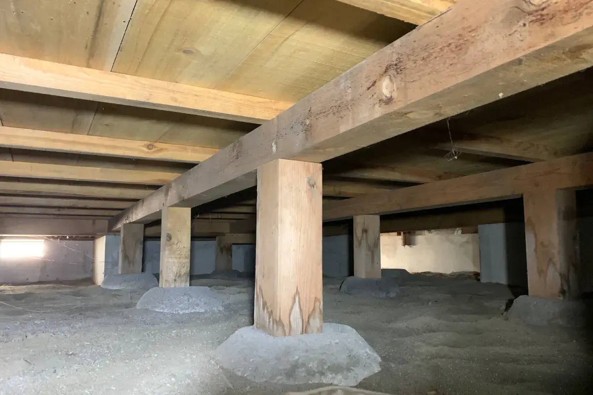 土の地面と湿気の影響を受けていない床下の様子