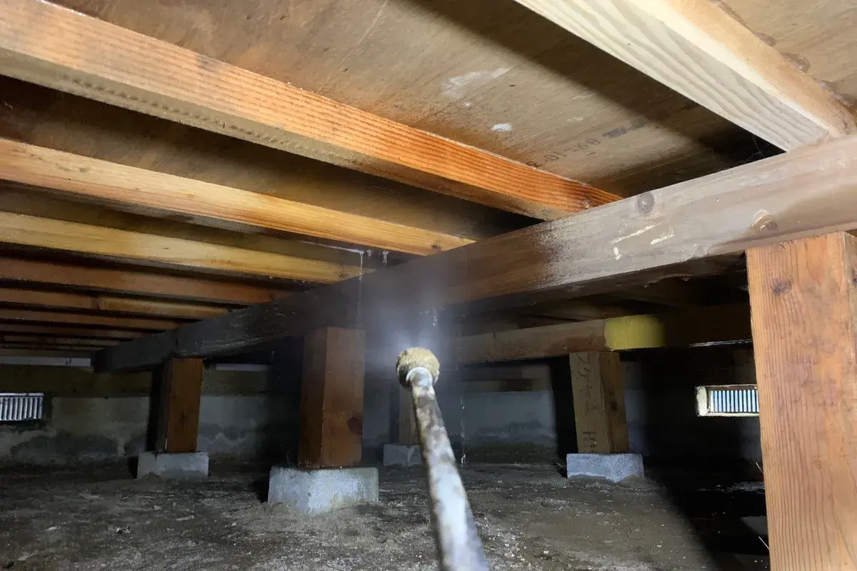 床下の木材へ薬剤を噴霧