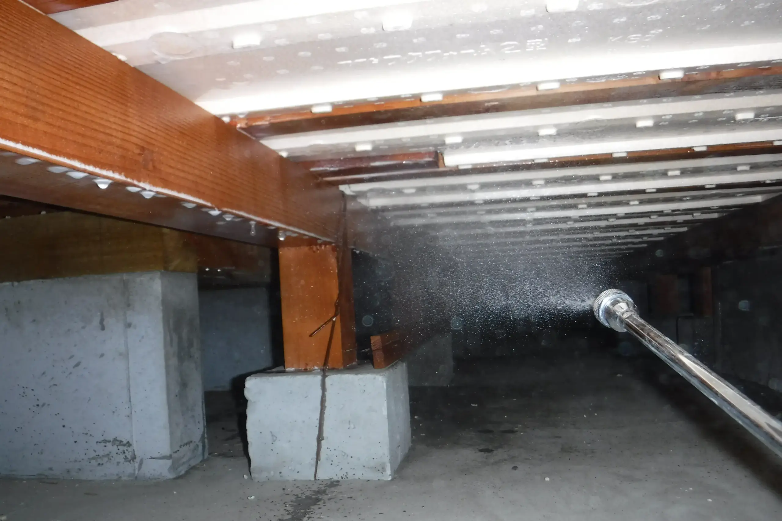 京都府長岡京市の築5年住宅で行った床下へのシロアリ予防薬剤散布