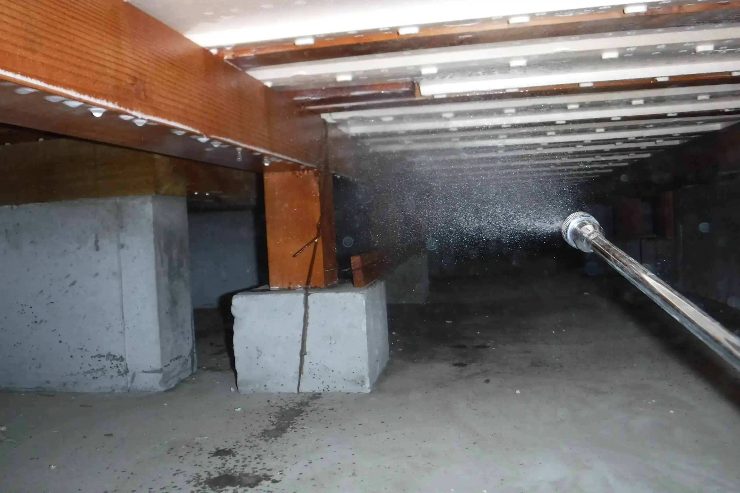 床下の土台・束柱へのシロアリ予防薬剤の塗布