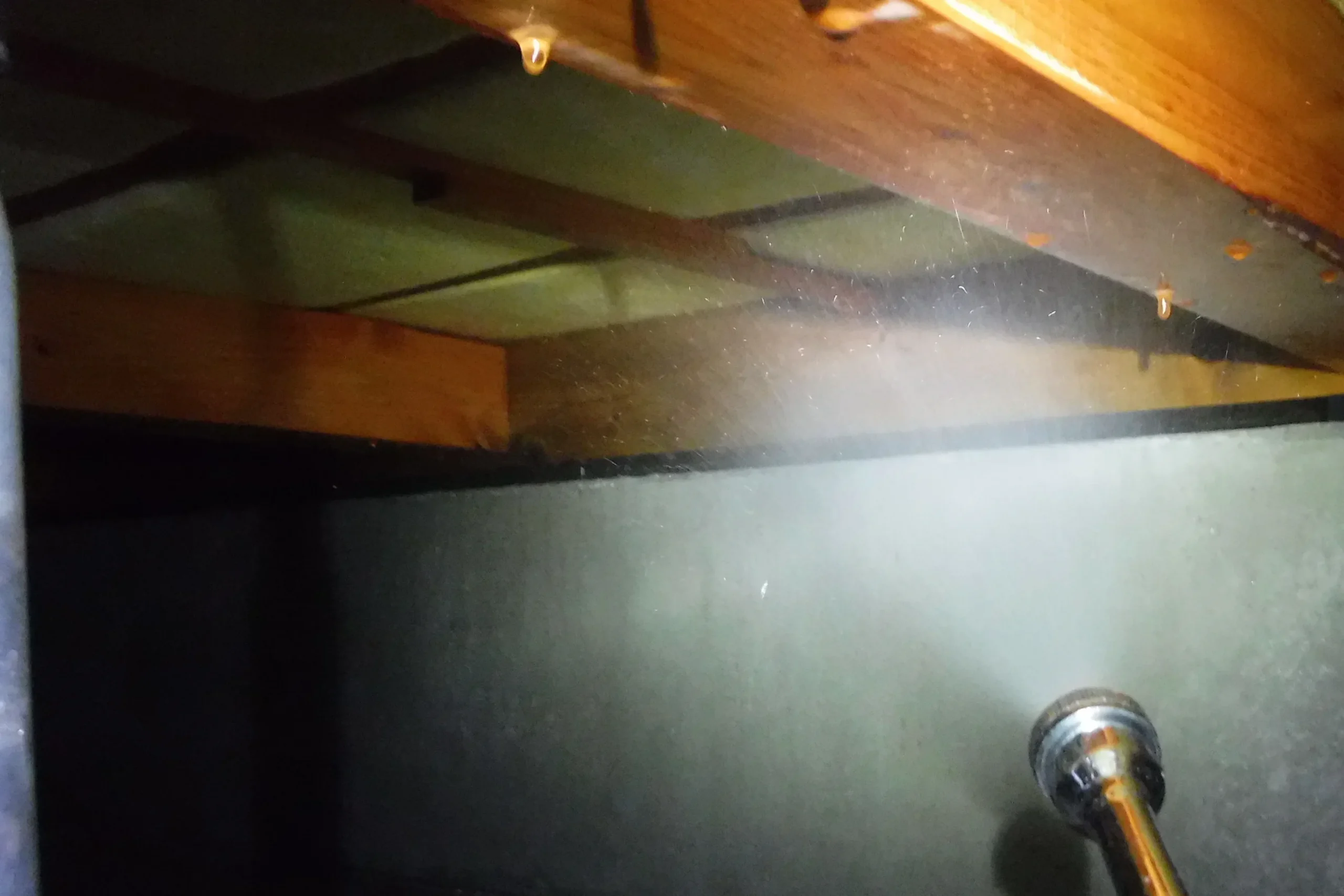 床下の木部へシロアリ駆除の薬剤を散布する様子