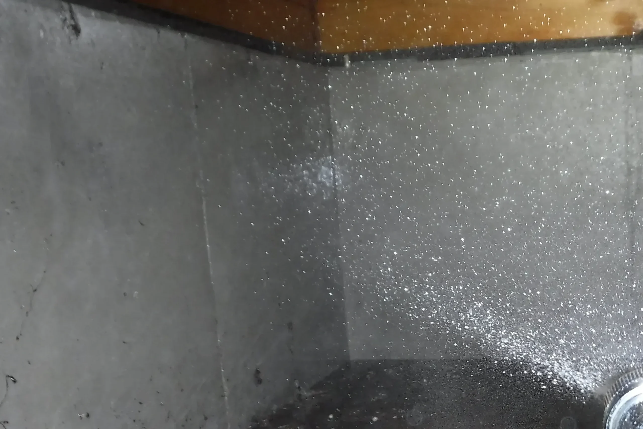 ベタ基礎のコンクリート面へ防蟻剤を散布する様子