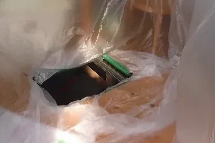 天草市内の現場における、防蟻処理（シロアリ予防）前の室内への養生作業