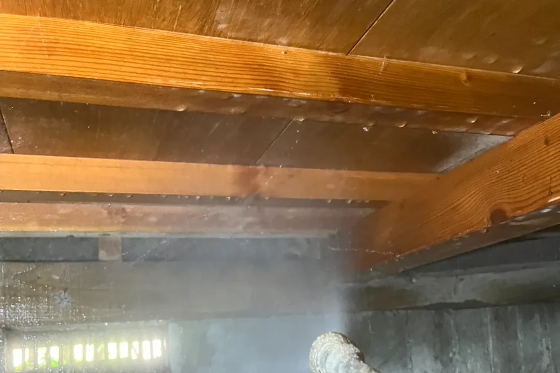 床下の地面へ薬剤を均一に散布し、シロアリの侵入を防ぐバリア工法