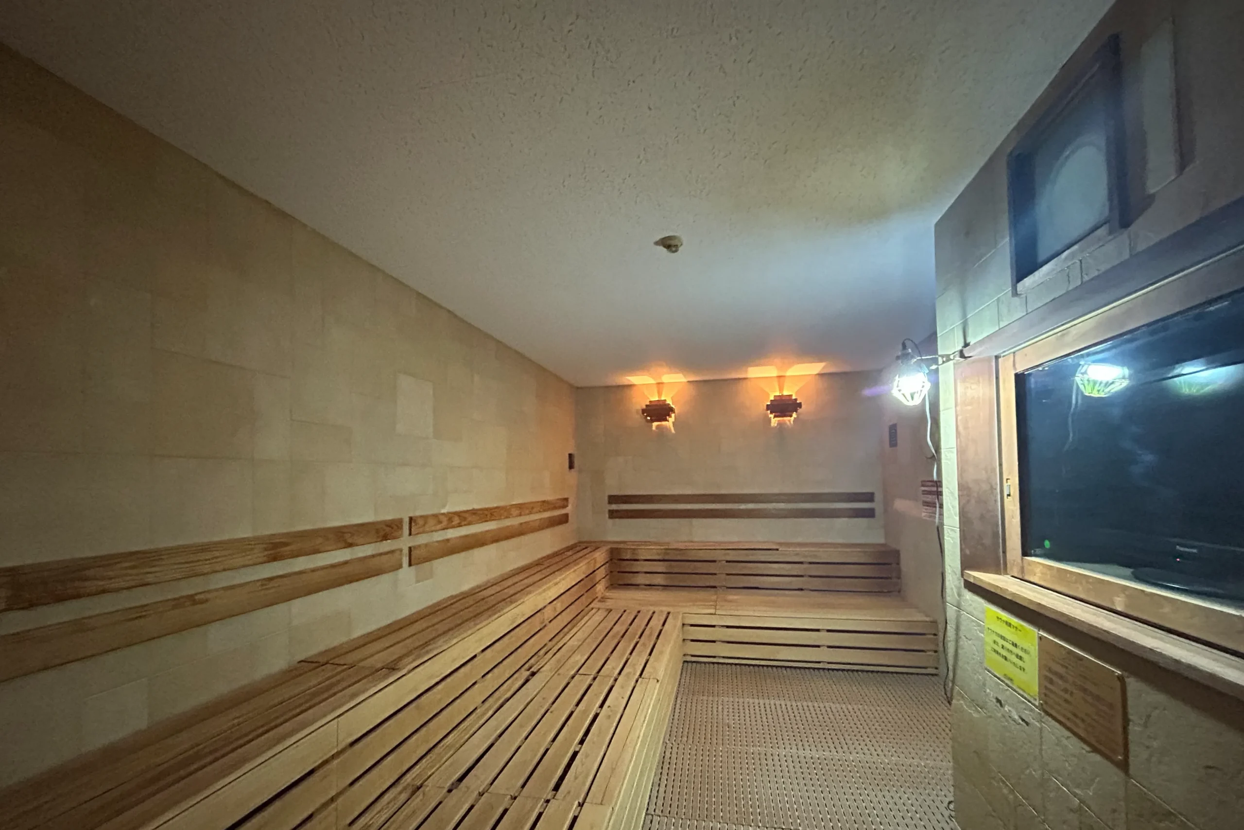天井の張り替えが完了し、明るく清潔感の出たサウナ室全体の様子。