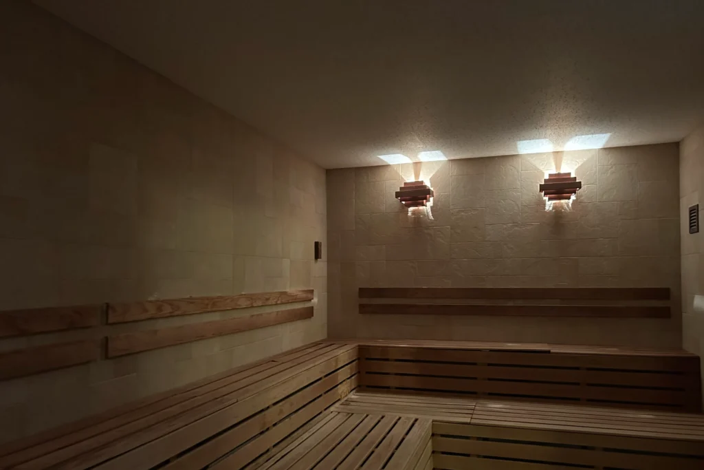 群馬県太田市の某スポーツジムで完工後の天井と照明周りの収まりです。