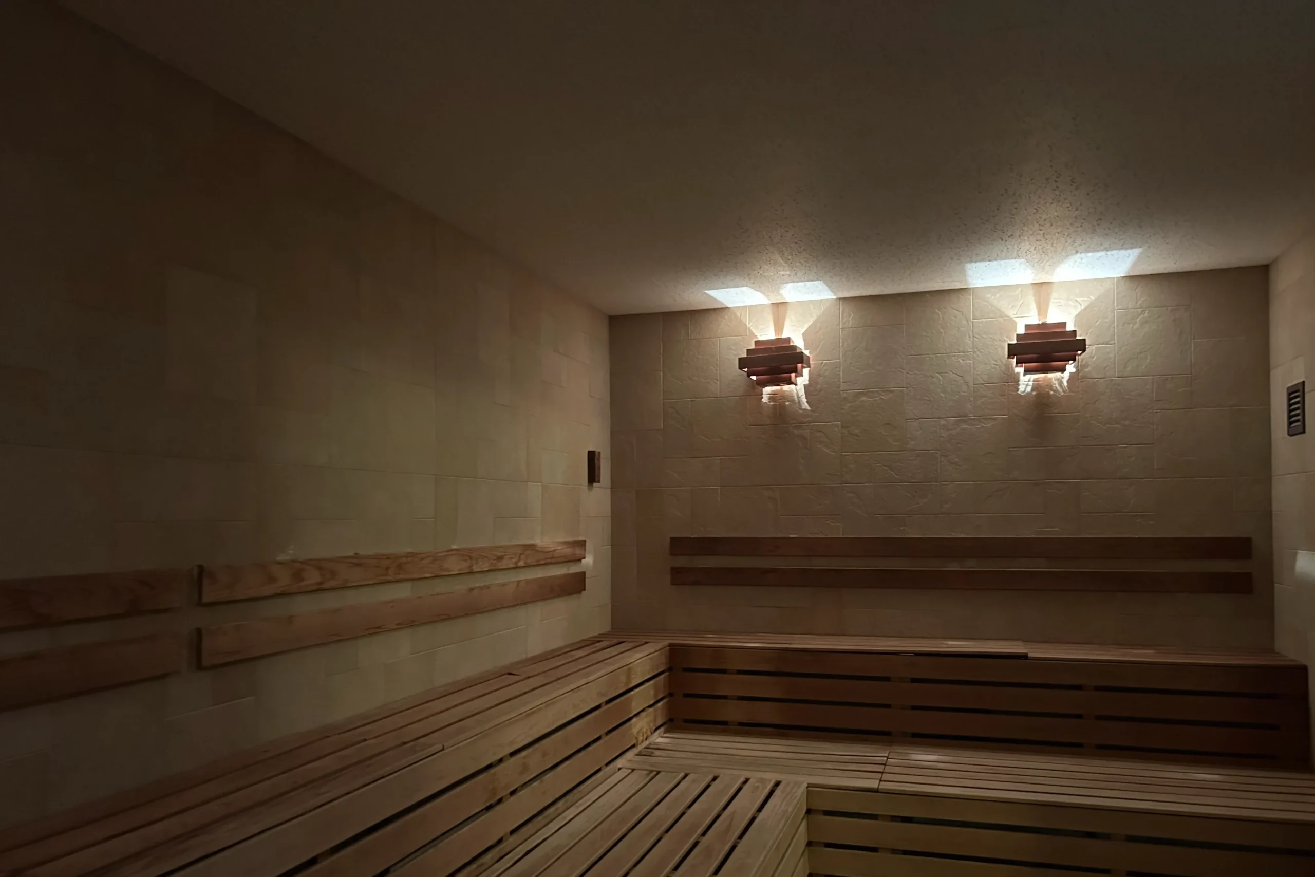 群馬県太田市のスポーツジムでサウナ天井を張り替え、腐食や剥がれを下地から補修した施工後の様子