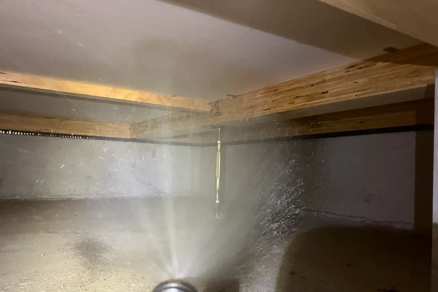 シロアリ防除施工士による、床下の土台木部へのシロアリ防蟻・防腐剤の散布作業