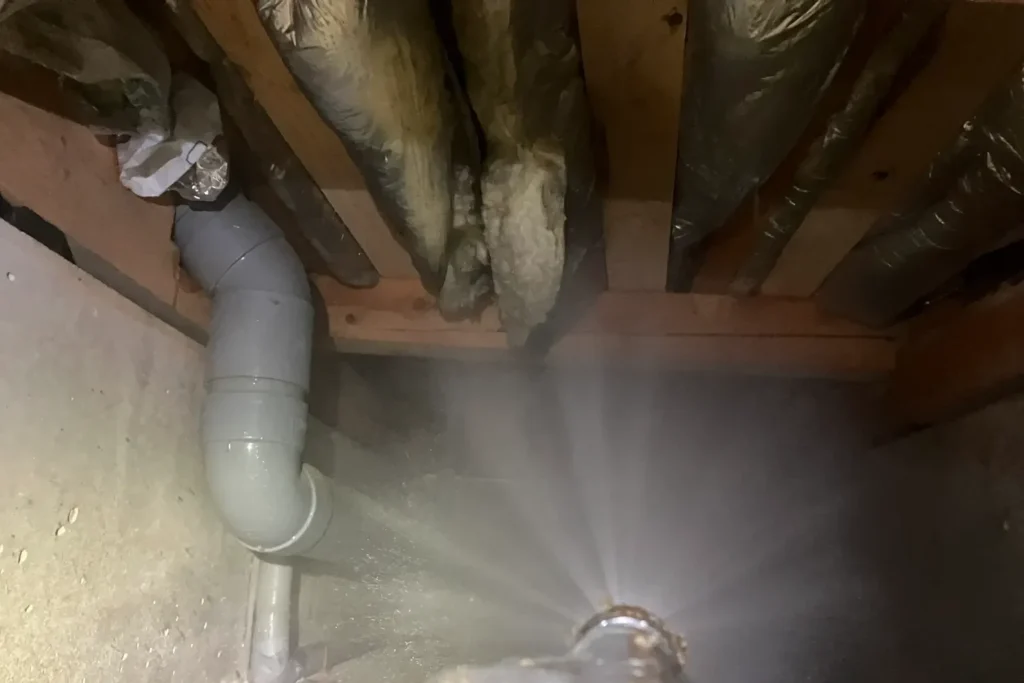 鹿児島県鹿屋市の築25年の一戸建て住宅で薬剤散布中の床下の様子。