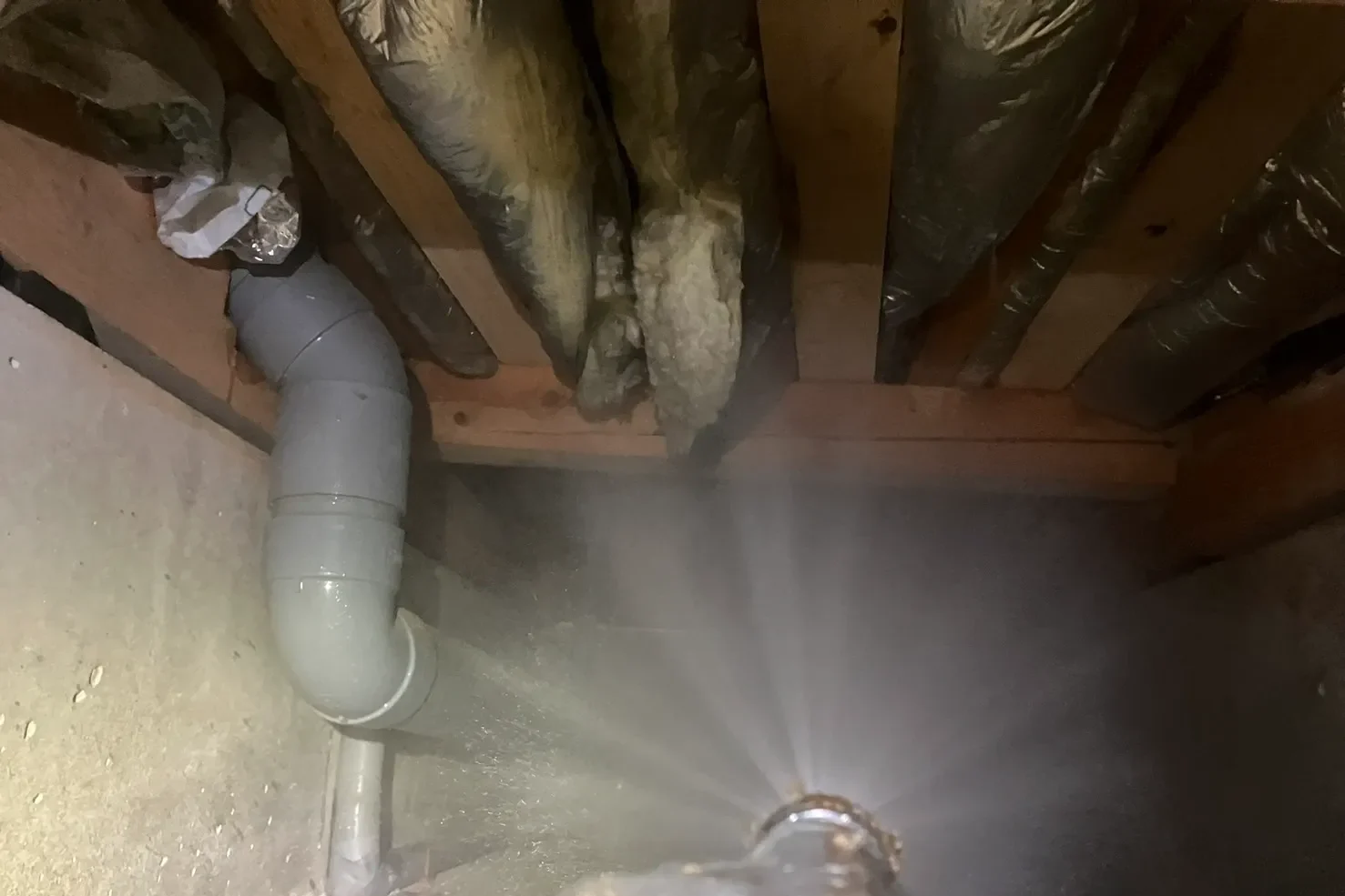 シロアリ防除薬剤の散布風景。専用ノズルによる木部への薬剤処理。