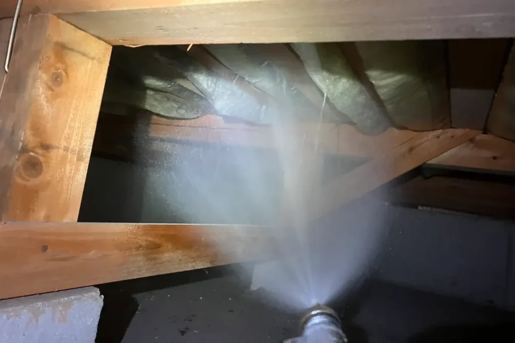 福岡県福岡市での築25年住宅のシロアリ防除。薬剤散布による徹底バリア施工