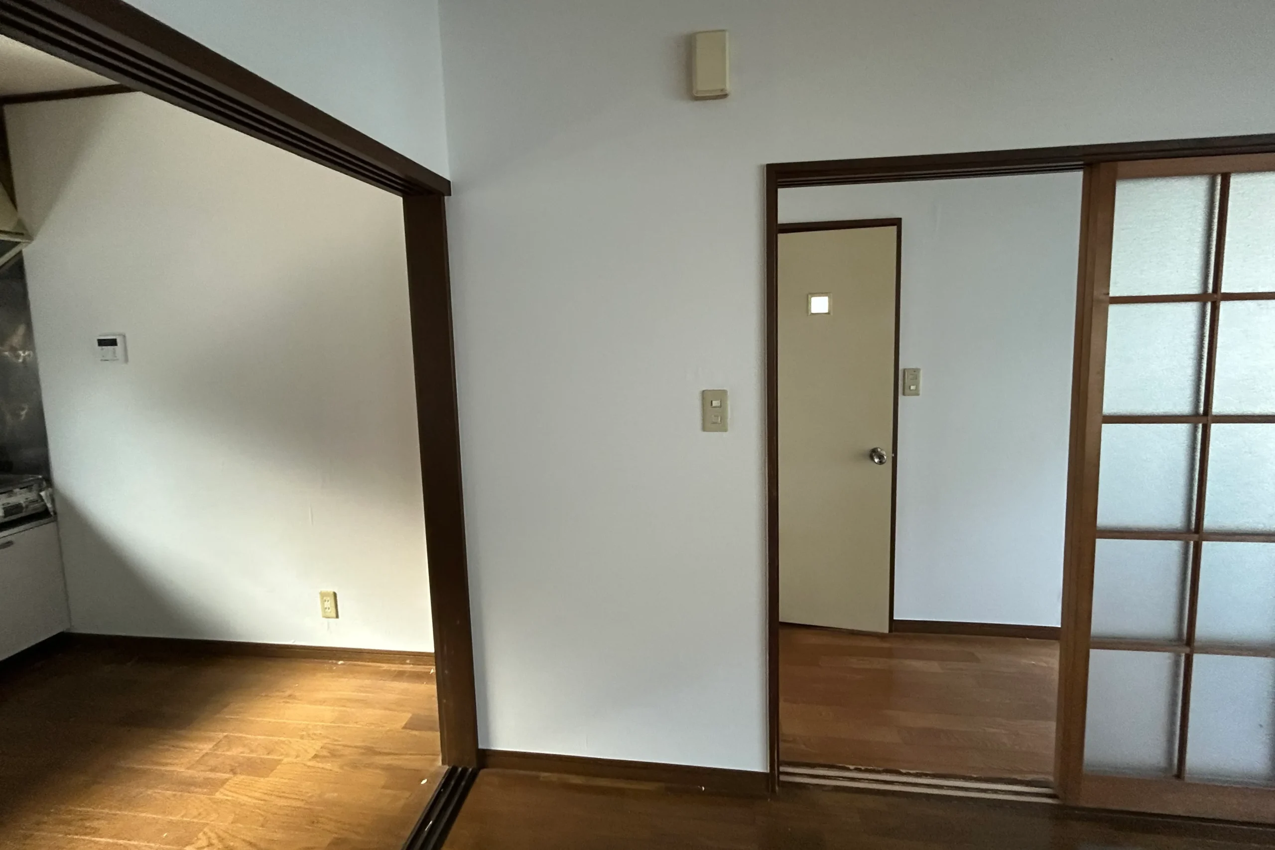 群馬県高崎市築30年の平屋建て賃貸で壁紙の貼り替え作業完了の様子。