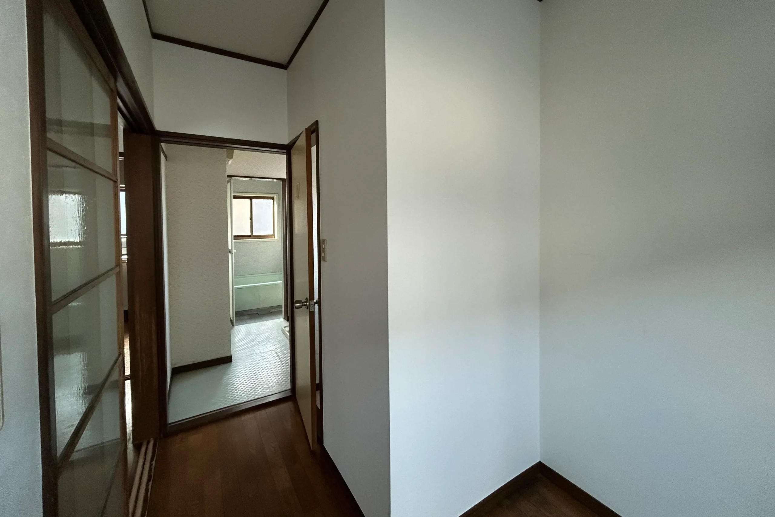 廊下コーナー部分の部分張り替え完了。日焼けした周囲の壁紙と色を合わせ、補修跡が特定できないほどの高いクオリティ。