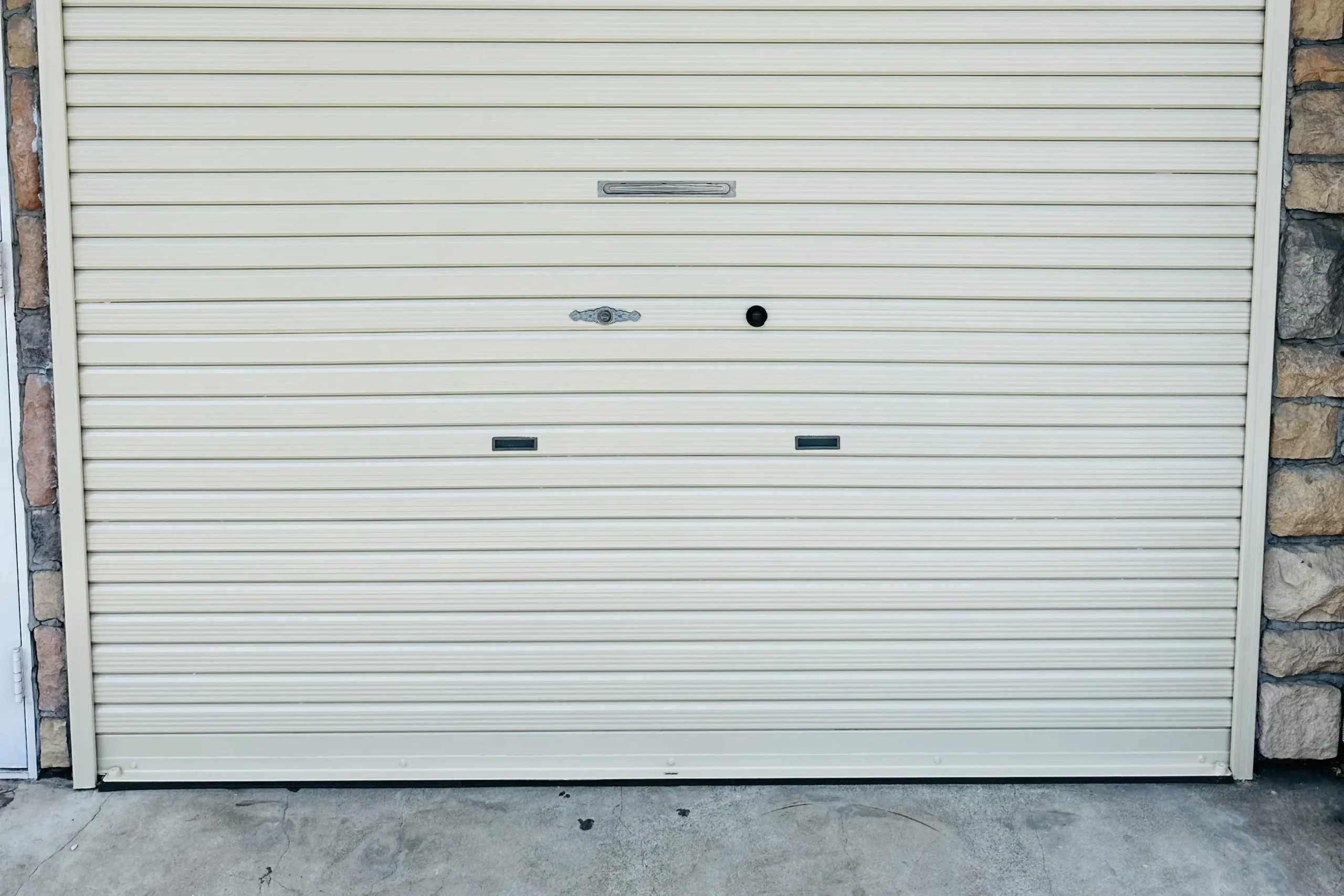 塗り替えが完了し、均一なツヤと清潔感を取り戻したガレージシャッターの全景