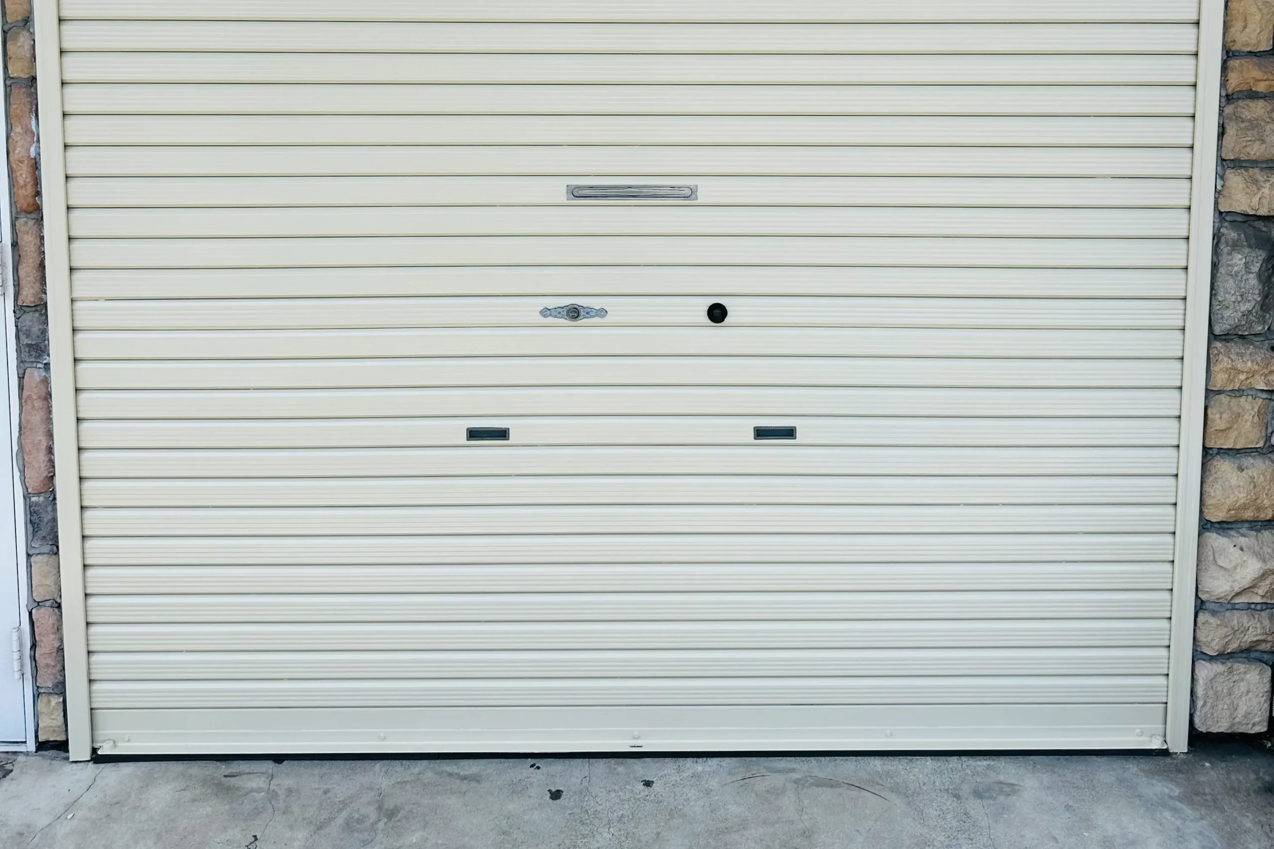 群馬県前橋市で塗り替えが完了し、均一なツヤと清潔感を取り戻したガレージシャッター