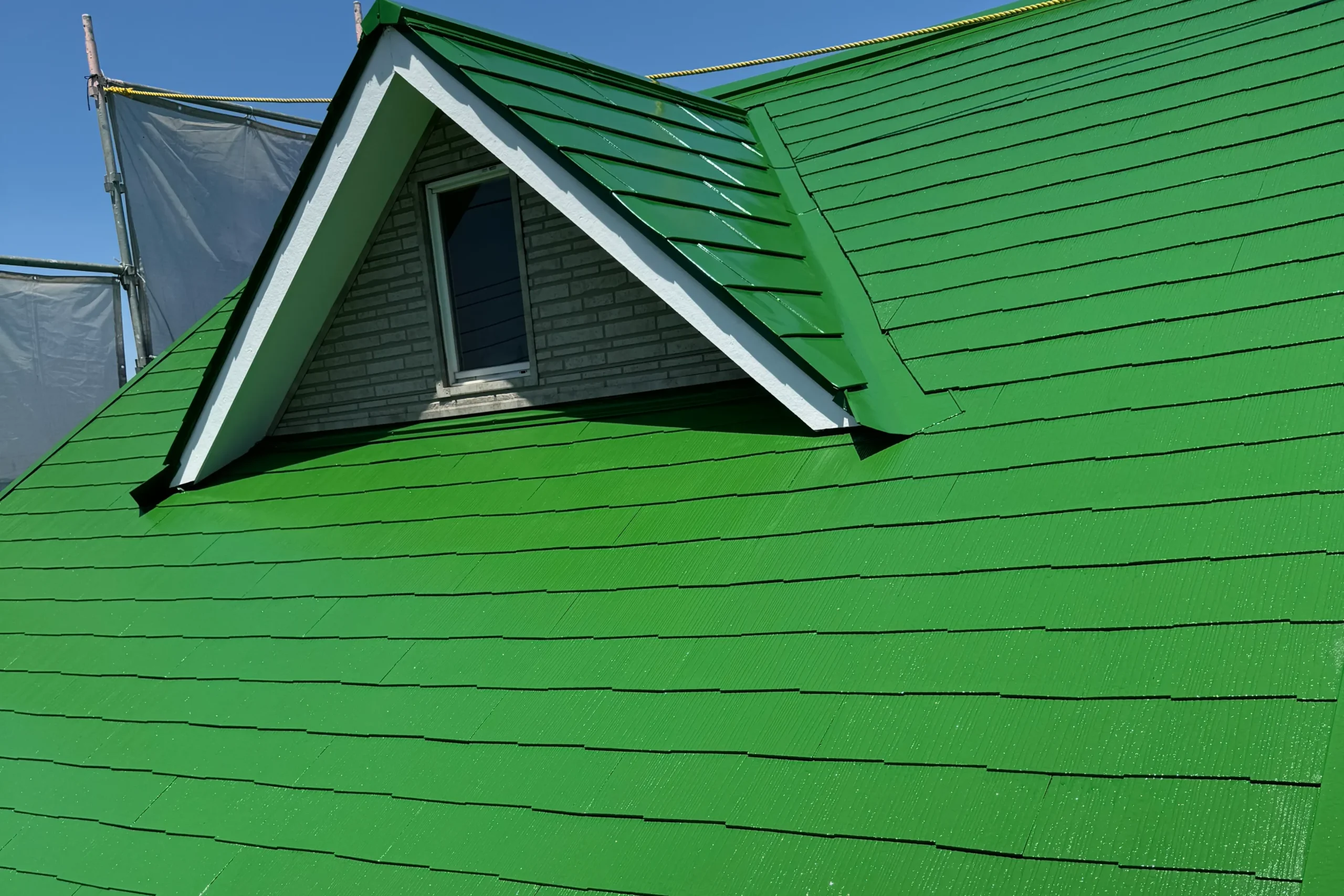 兵庫県西宮市で鮮やかなグリーンに塗り替えられたスレート屋根