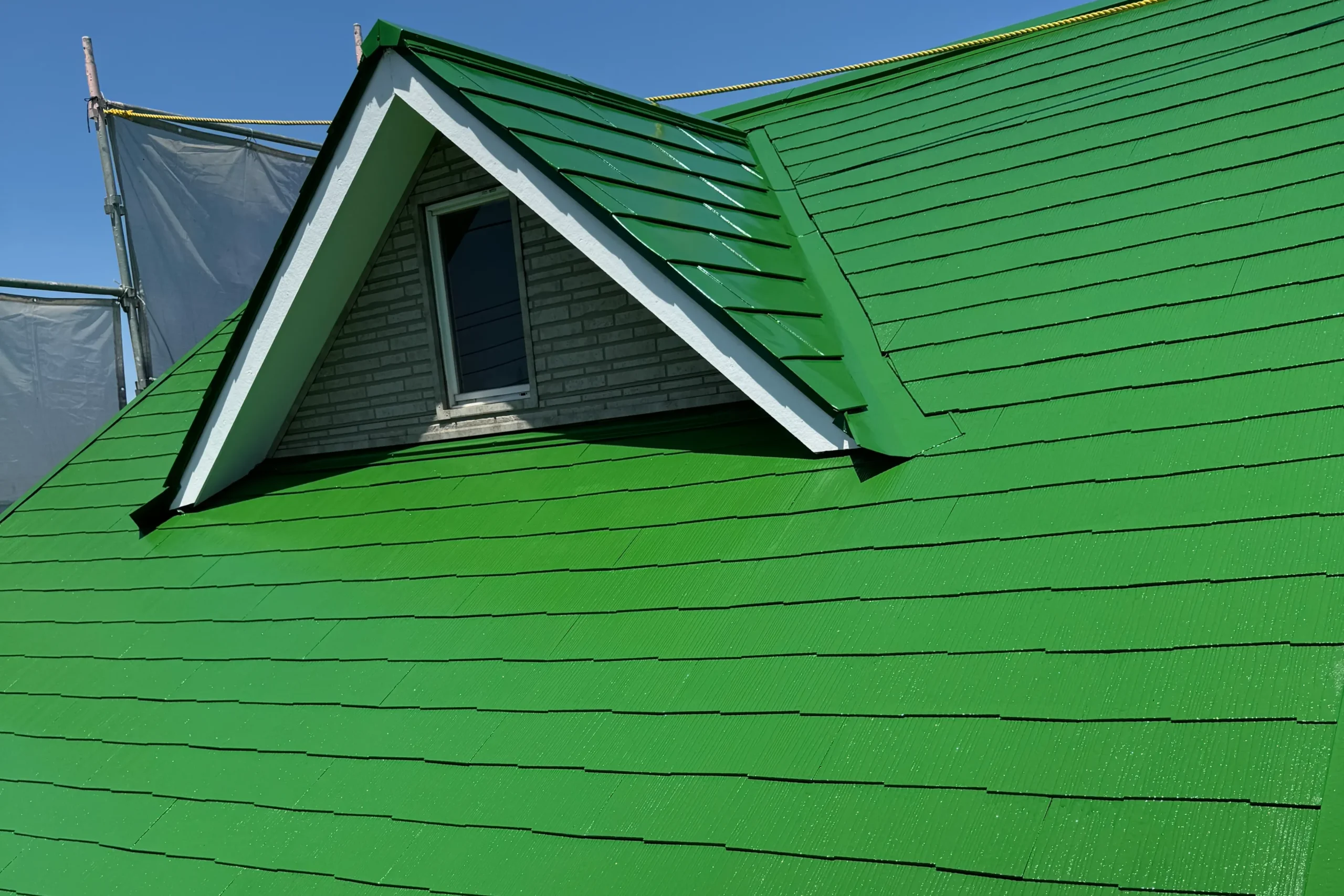 3回塗りで鮮やかなグリーンに生まれ変わり、ツヤと防水性が蘇ったスレート屋根の仕上がり