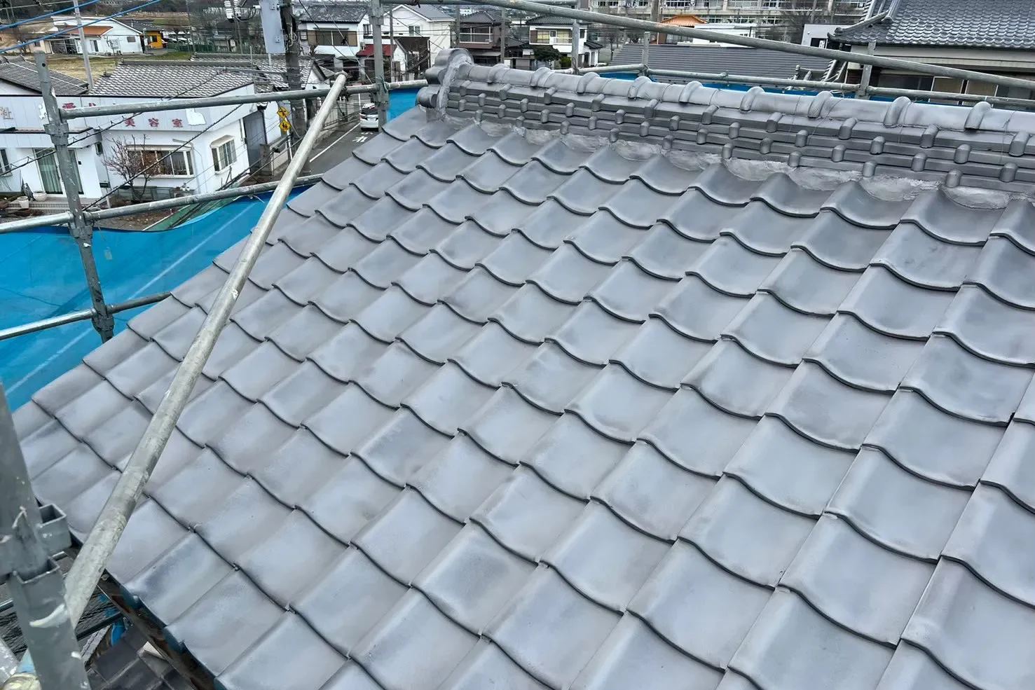 群馬県前橋市の築40年住宅で塗装と補修が完了した瓦屋根の様子