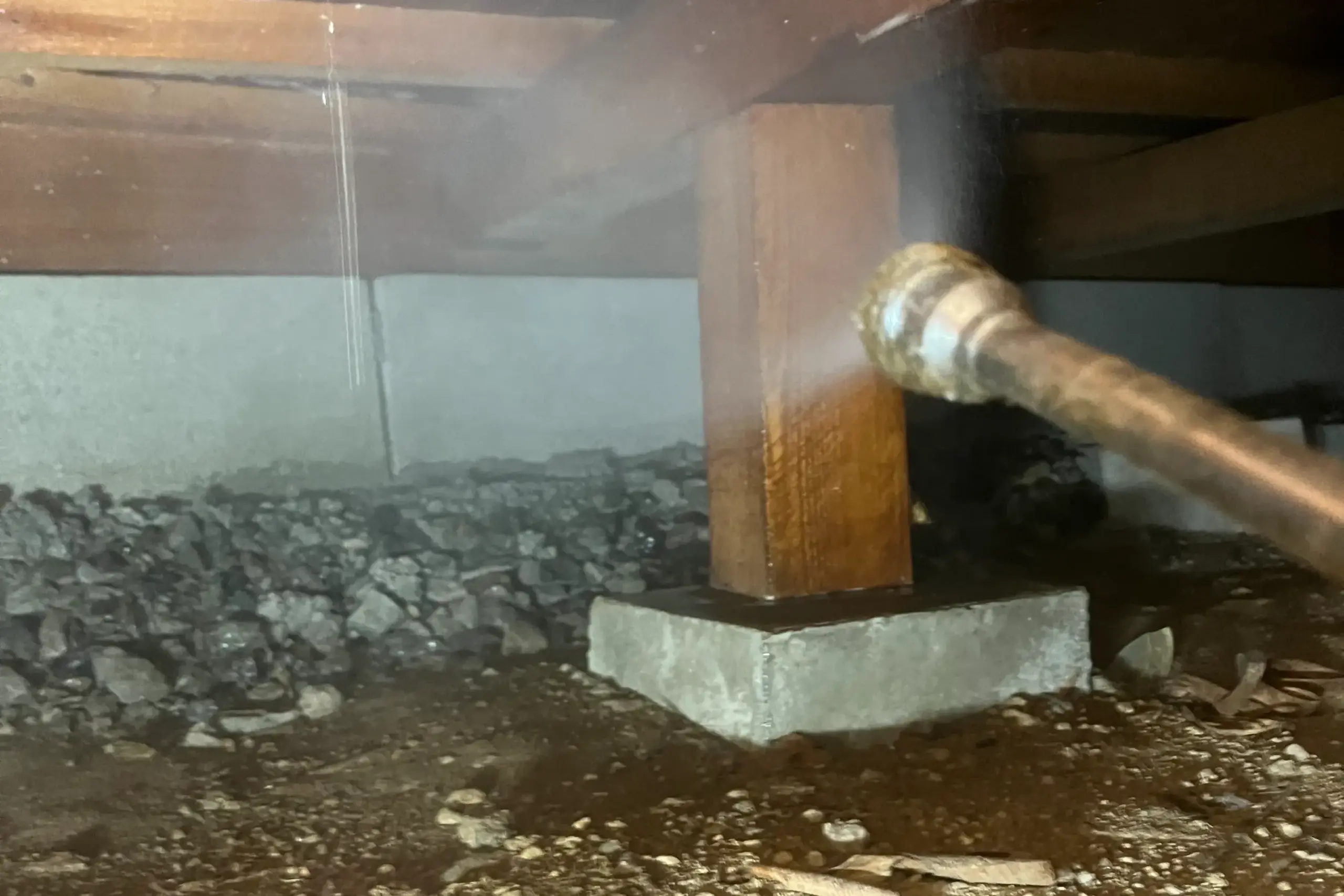 蟻道がなかった箇所も含めた、床下土壌全体へ薬剤を散布し、地中からの侵入をブロックする様子