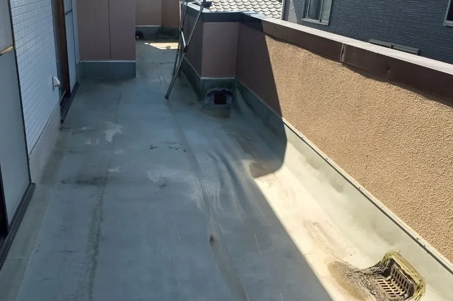 施工前の摩耗したベランダ床面と排水溝の様子