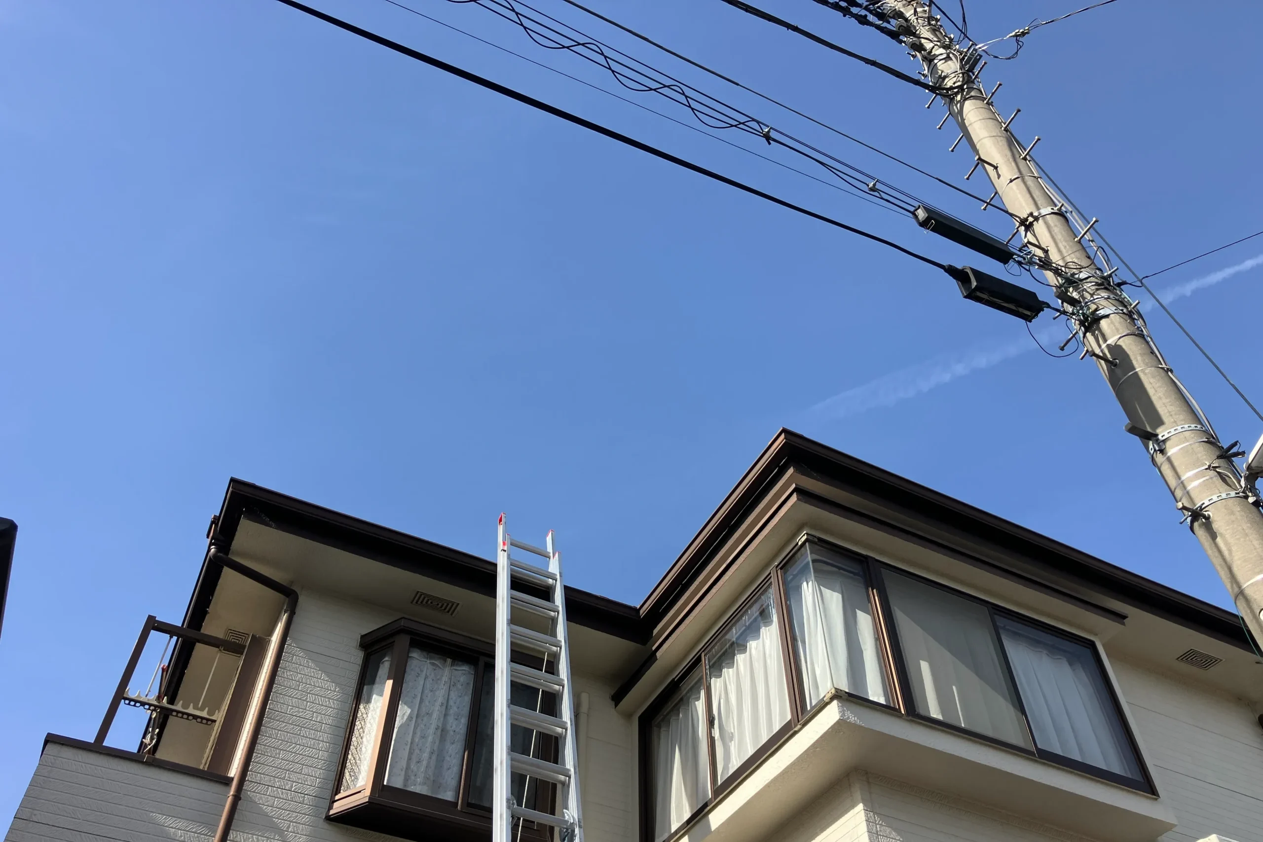 屋根上のアンテナ設備を完全撤去した状況