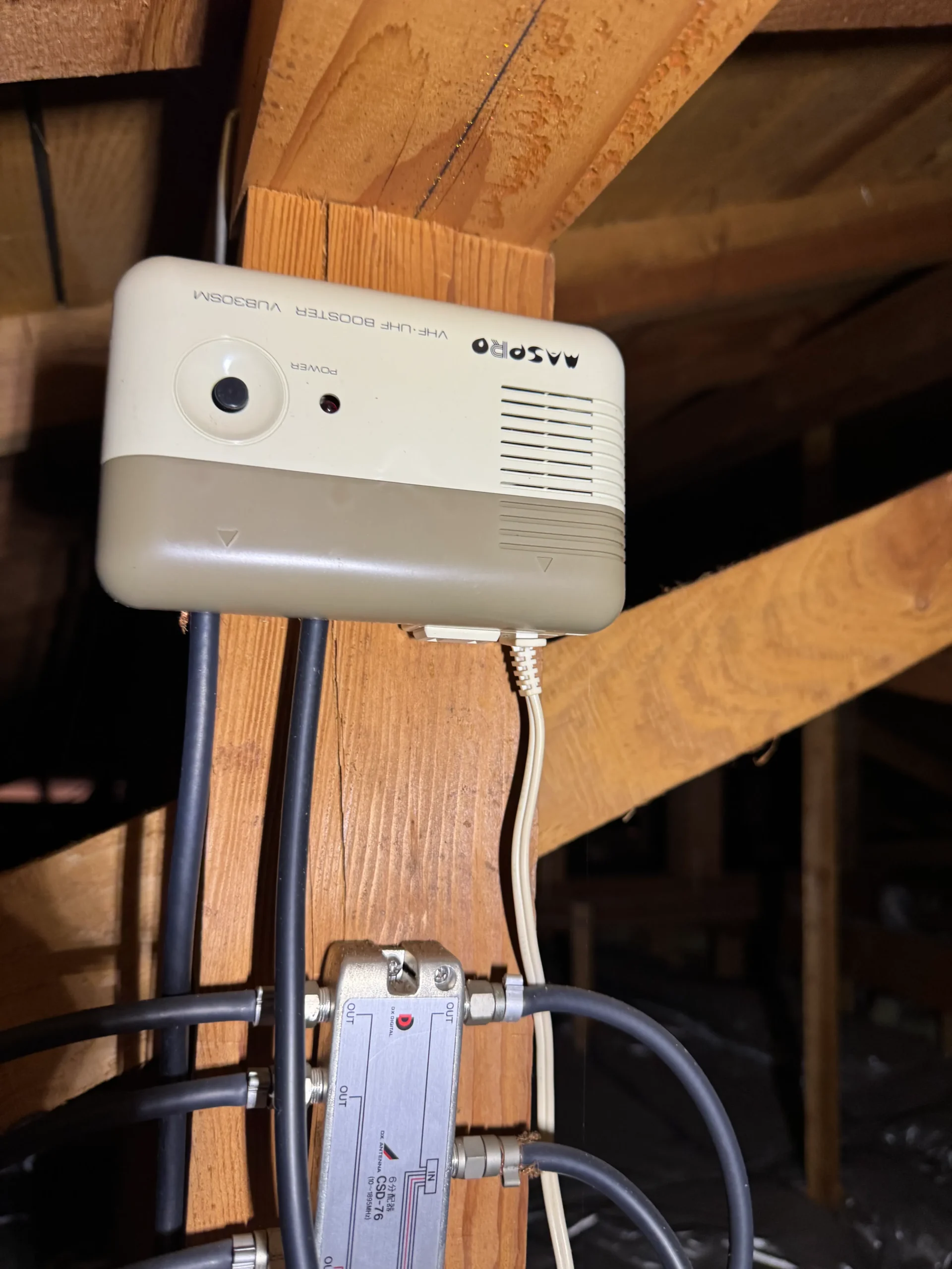 屋根裏ブースター電源部の様子。こちらも屋外のブースター同様、交換が必要。