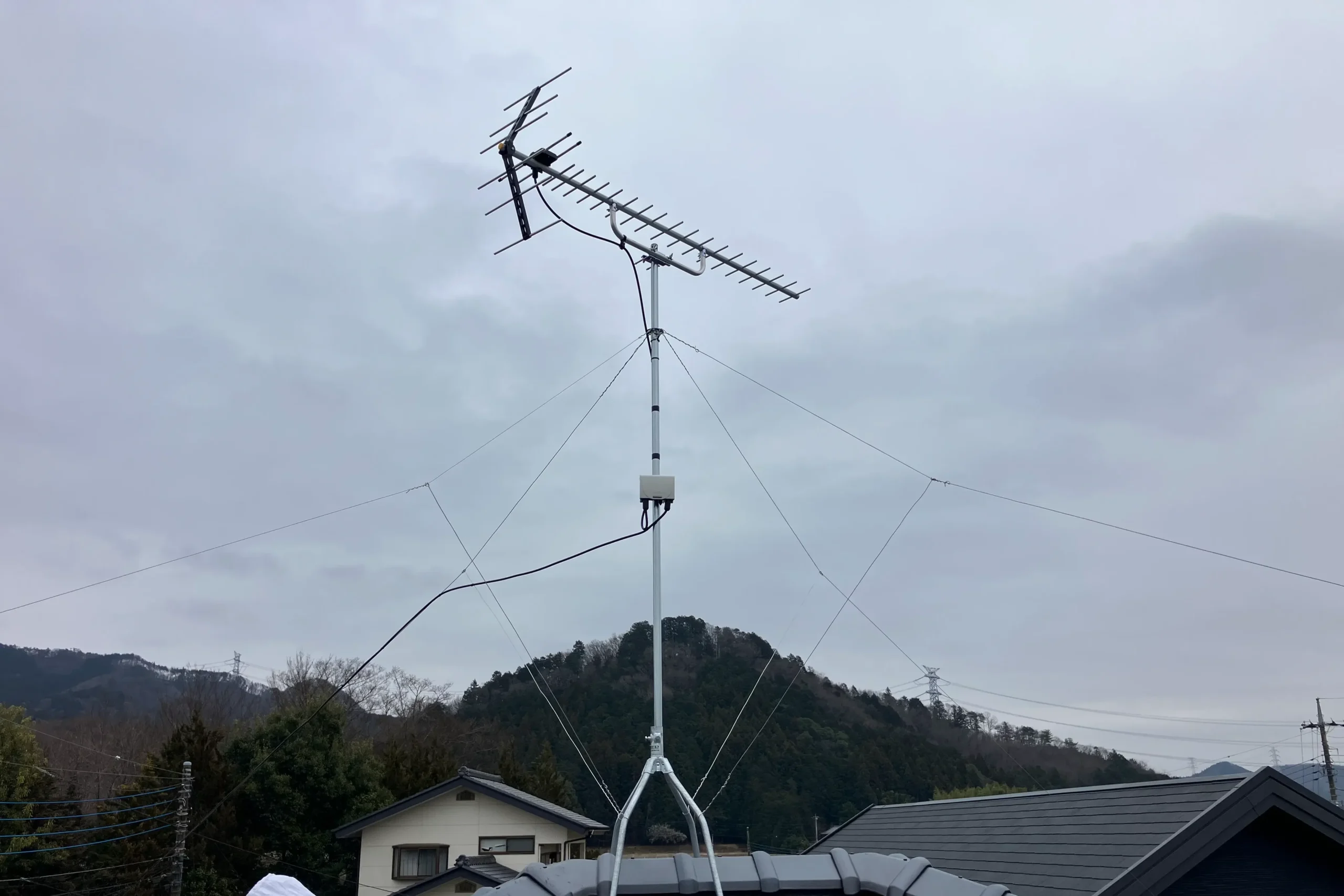 電波の弱い弱電界地域でも安定してテレビを見るため、屋根の上に高性能アンテナを設置。大型台風に耐えうるよう、ステンレスワイヤーによる「上下二段・計8本支線固定」