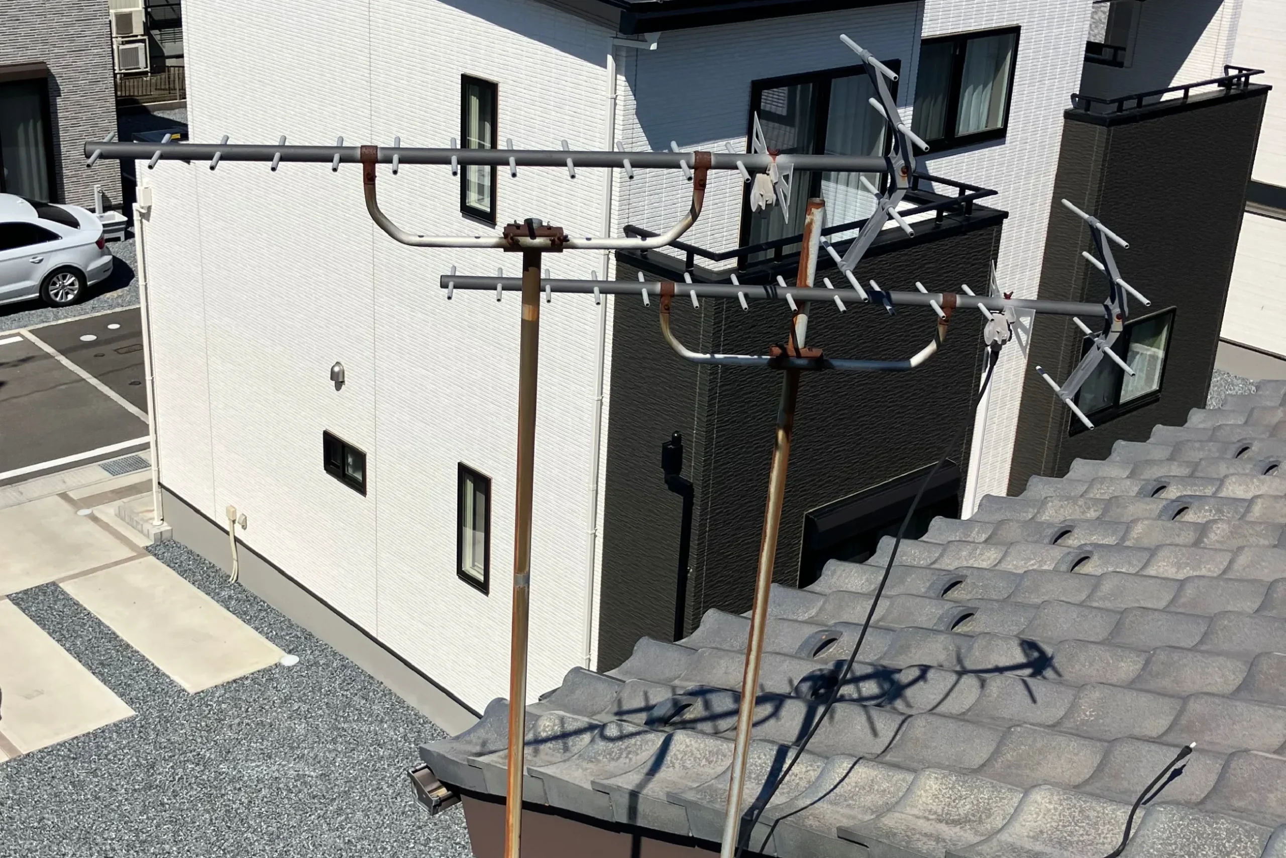 福島県福島市の賃貸物件にて、同軸ケーブルが抜けてしまっている古い屋根上地デジアンテナ。