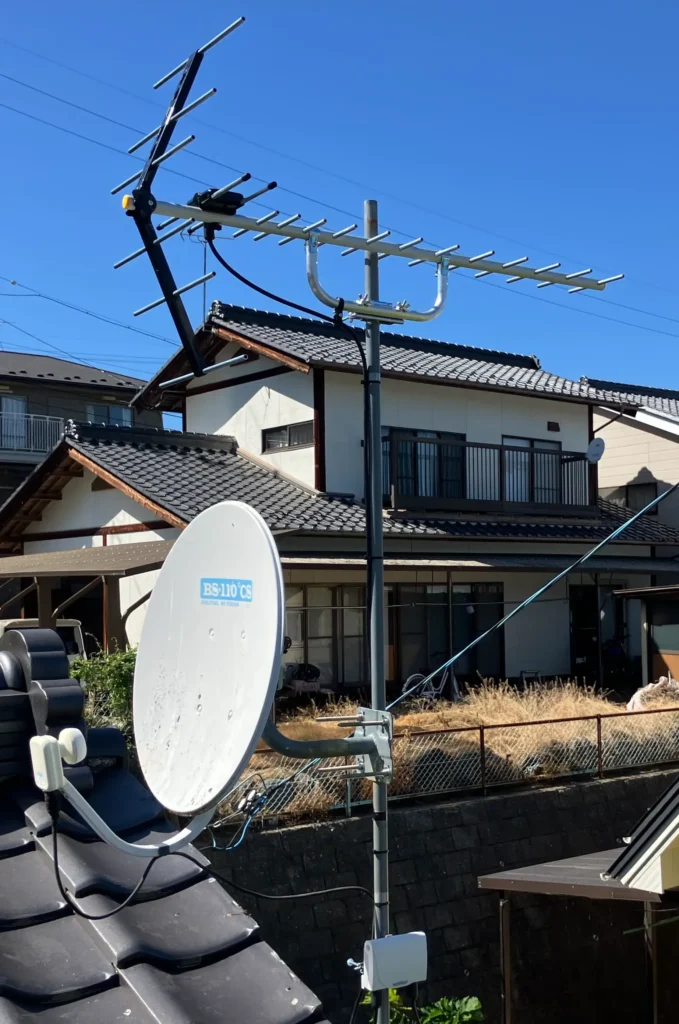 福島県三春町の中古住宅でテレビ受信不良を改善するため設置した高性能アンテナとブースター