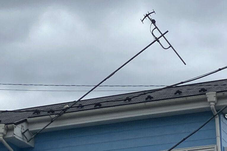 郡山市で強風によりアンテナ固定金具のビスが抜け、落下寸前になっているテレビアンテナ