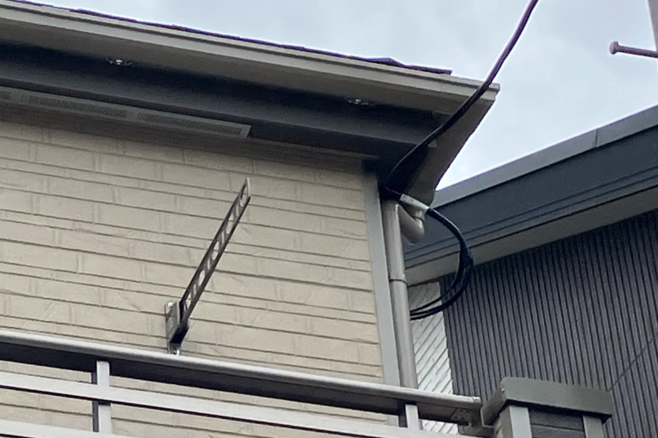 前橋市の新築住宅でデザインアンテナの設置位置を確認している様子