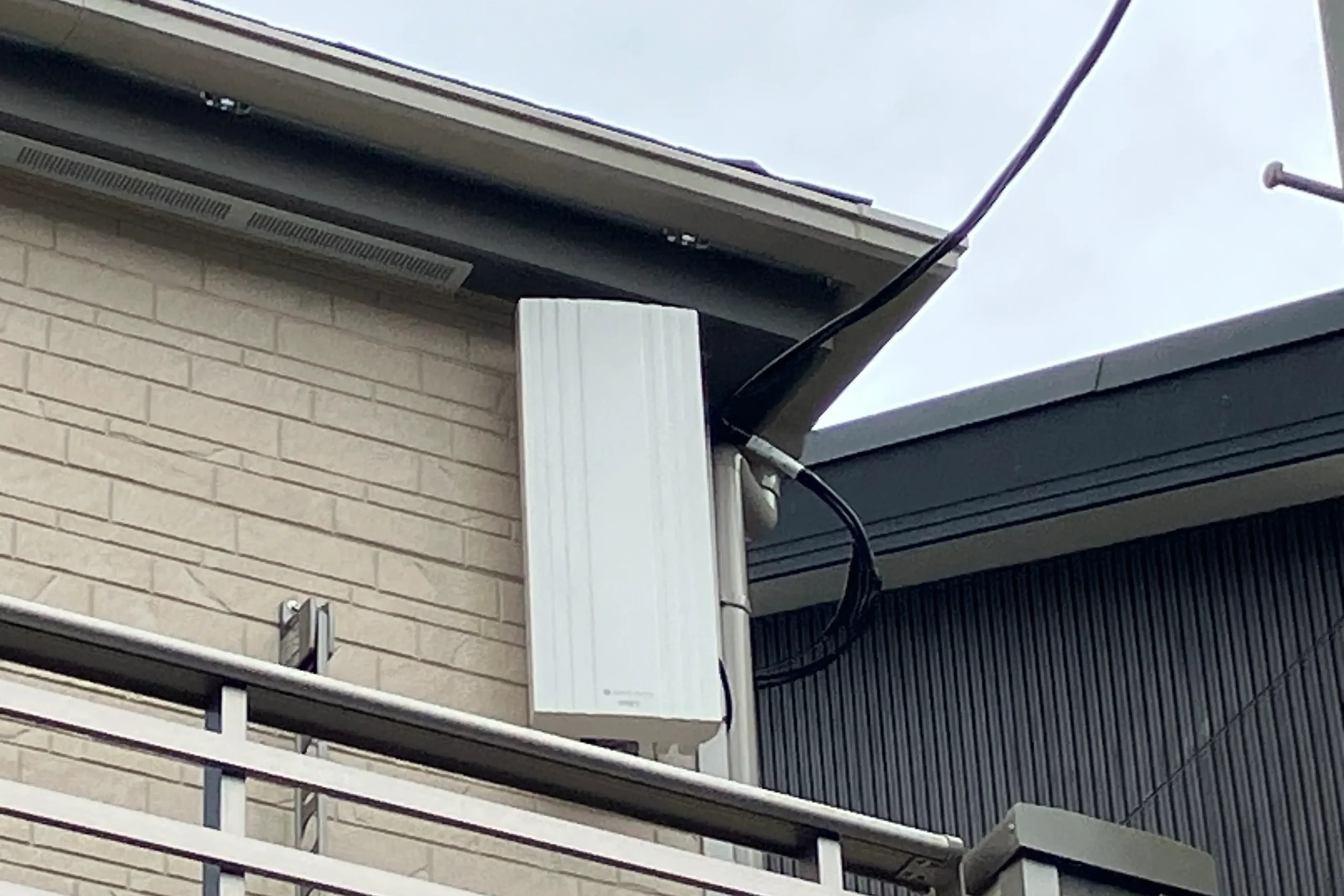 群馬県前橋市の新築住宅に設置したホワイトのデザインアンテナ施工後の様子