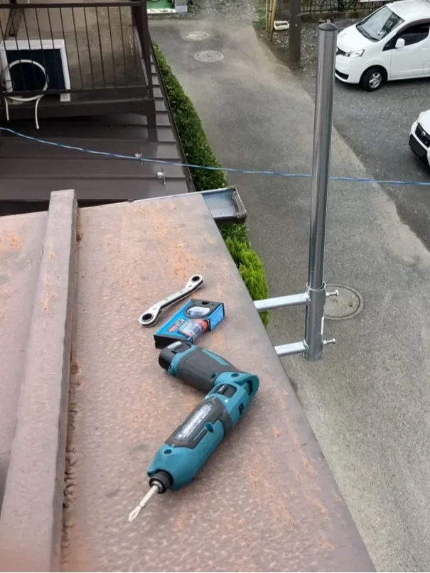 前橋市で古い八木式アンテナを撤去後、サイドベース金具を設置している様子
