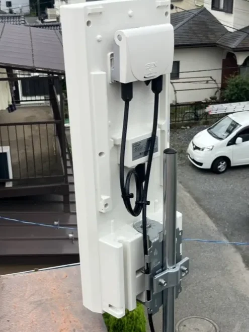 前橋市で設置したデザインアンテナ背面のブースターと配線