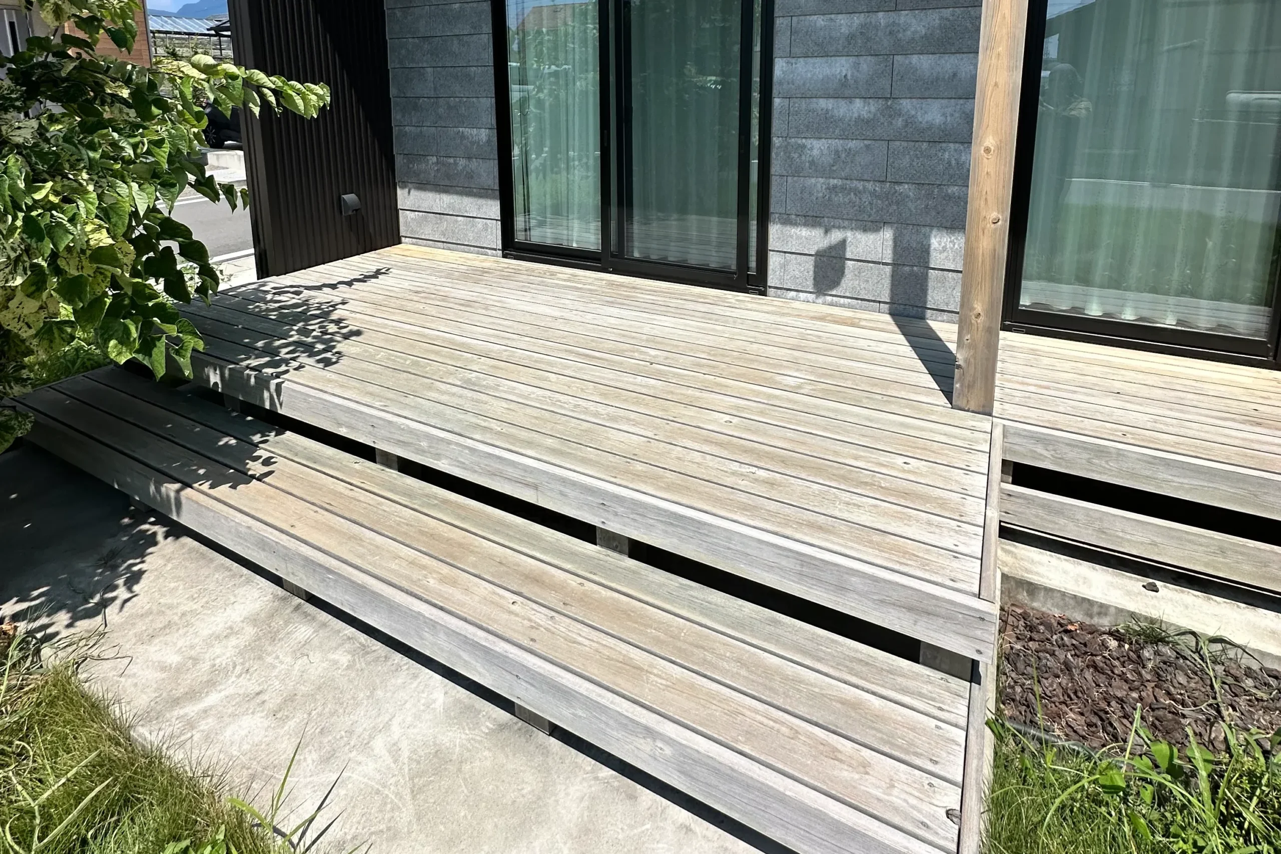 施工前の色あせたウッドデッキの全景