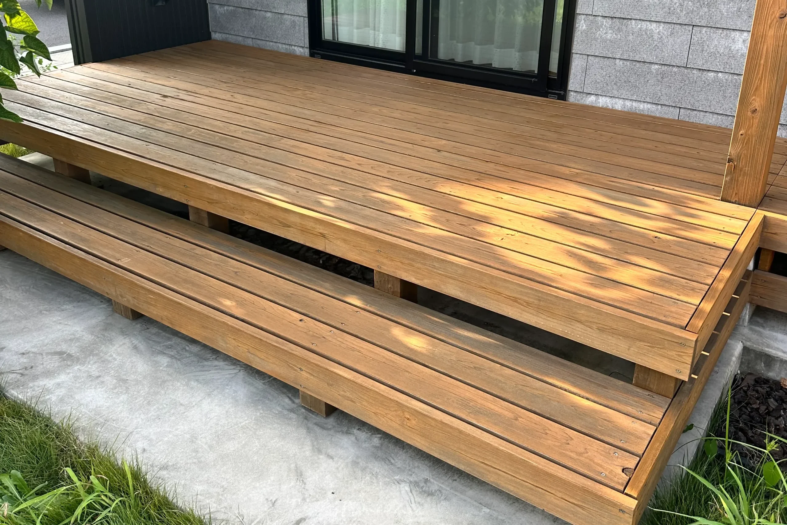 塗装完了後の茶色く蘇ったウッドデッキの全景