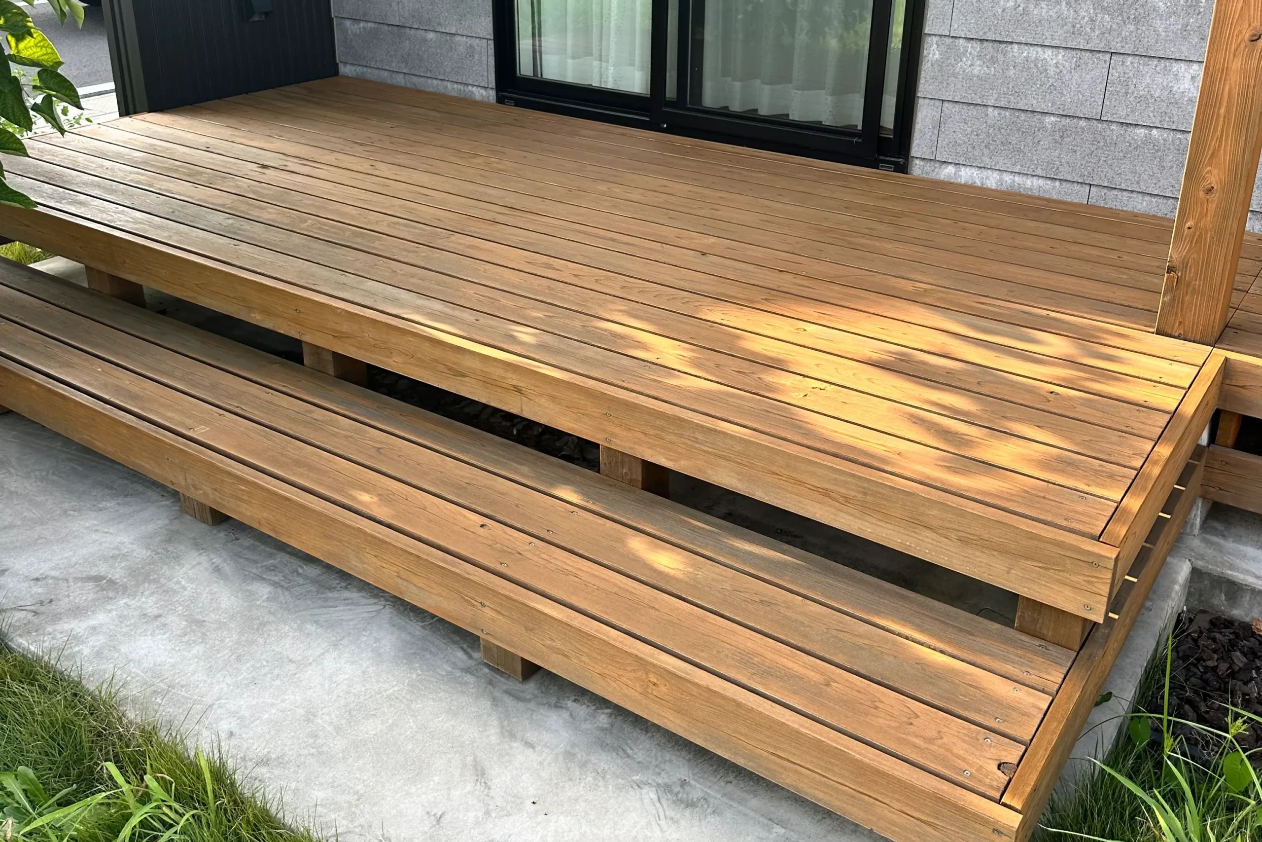 兵庫県姫路市の築10年住宅にて色あせたウッドデッキを塗装で再生した様子